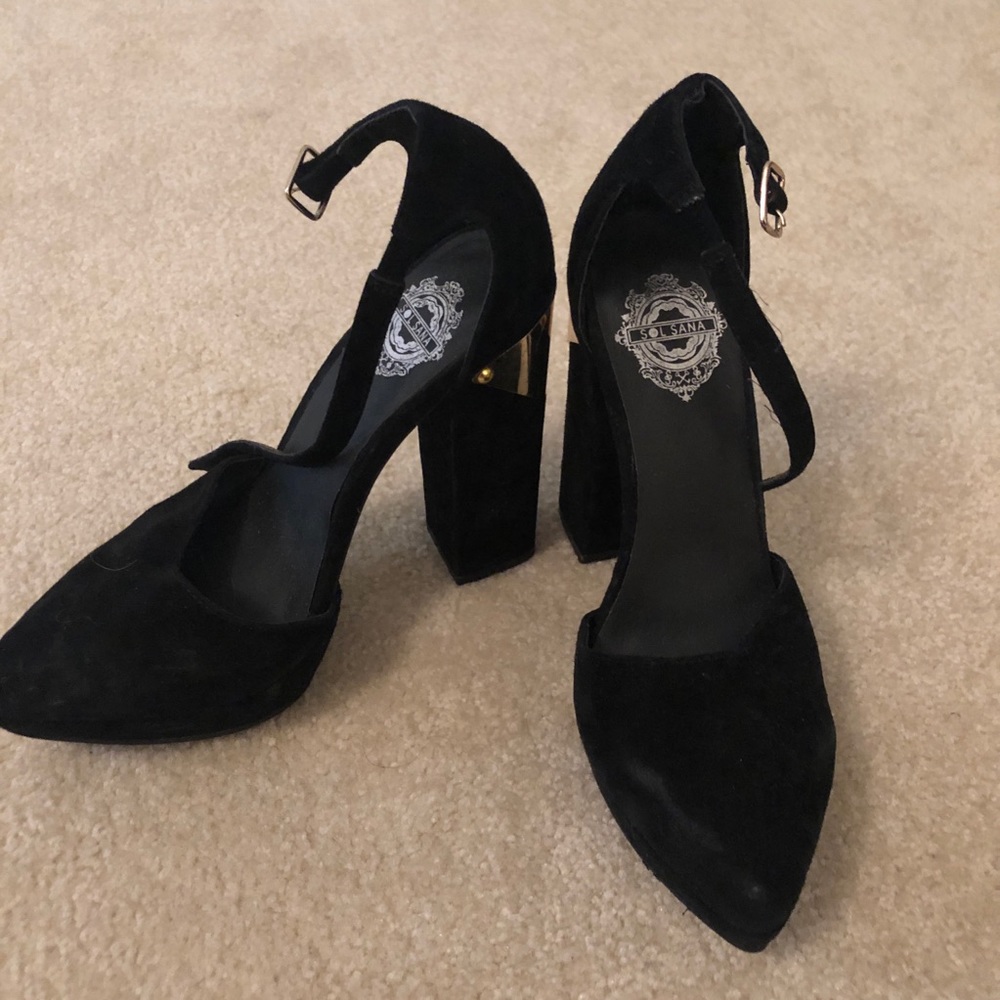 Black pumps